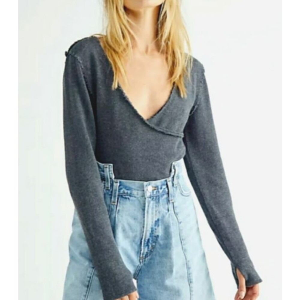 We The Free Like A Boss Tee Womens Size Small Dark Gray Raw Edges Knit NWT - Picture 2 of 16